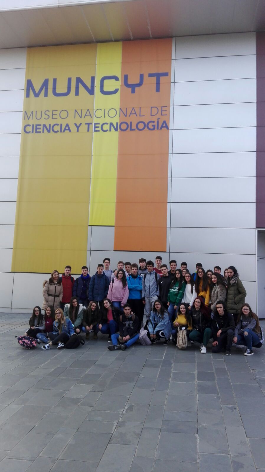 Alumnos delante a las puertas de Museo
