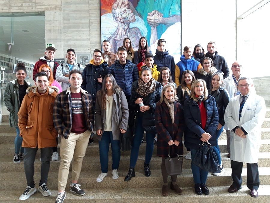 En la puerta del Centro de Cirugía de Mínima Invasión de Cáceres